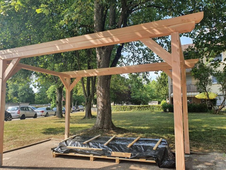 Aufbau eines Carports aus Holz, gestellte Konstruktion vor der Dacheindeckung