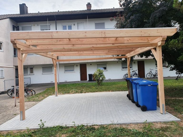 Carport aus Holz mit überdachtem Stellplatz für Mülltonnen auf verdichtetem Kies