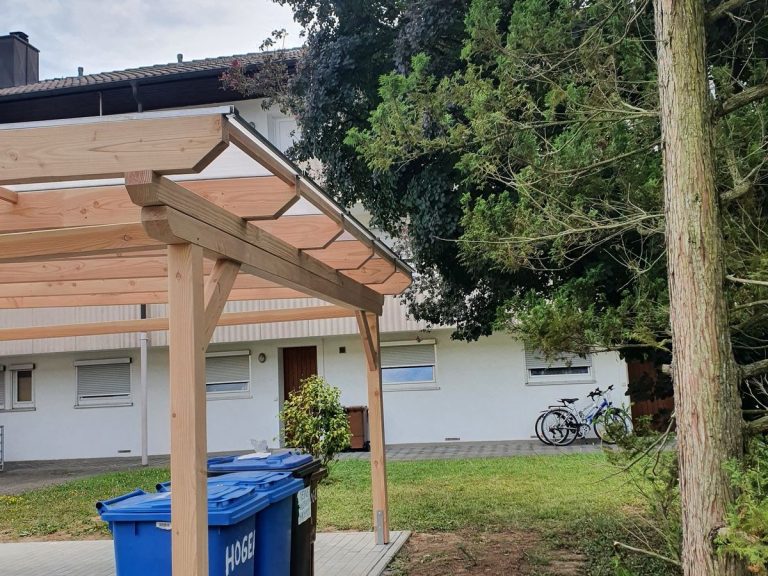 Detailaufnahme der Holzpfosten und Dachbalken eines Carports