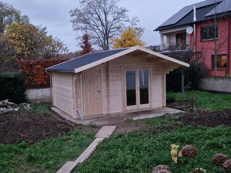 Gartenhaus aus Holz mit Satteldach und gepflastertem Zugang