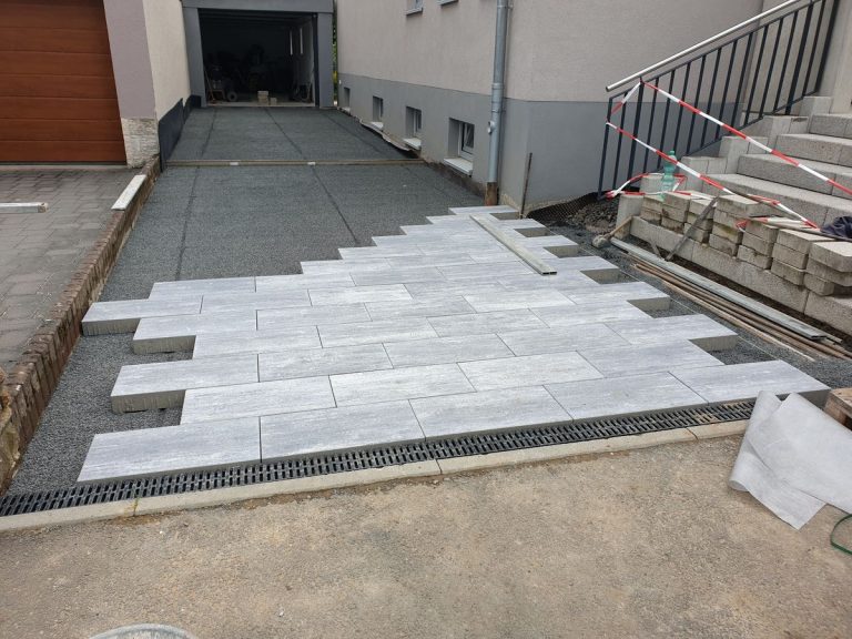 Gepflasterter Hauszugang mit Blockstufen und Entwässerungsrinne