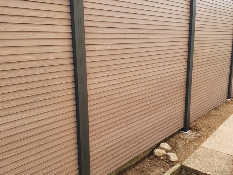 Sichtschutzzaun aus braunen WPC-Profilen mit Aluminiumpfosten
