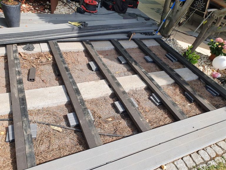 Aluminium-Unterkonstruktion einer Terrasse auf Stelzlagern vor dem Verlegen der Dielen