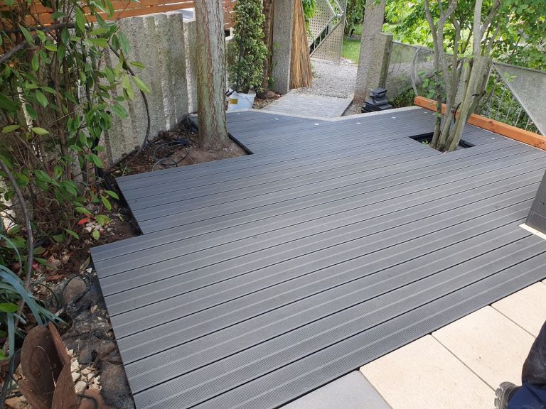 WPC-Terrasse mit Aussparungen um bestehende Bäume