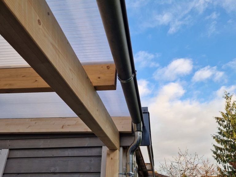 Dachanschluss und Regenrinne einer Terrassenüberdachung aus Holz