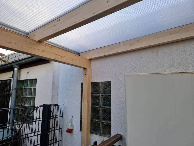 Längsansicht einer Terrassenüberdachung aus Holz mit lichtdurchlässiger Dacheindeckung