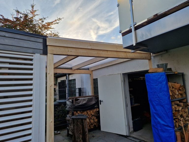 Terrassenüberdachung aus Holz mit lichtdurchlässigem Dach, Blick von der Terrasse in den Garten