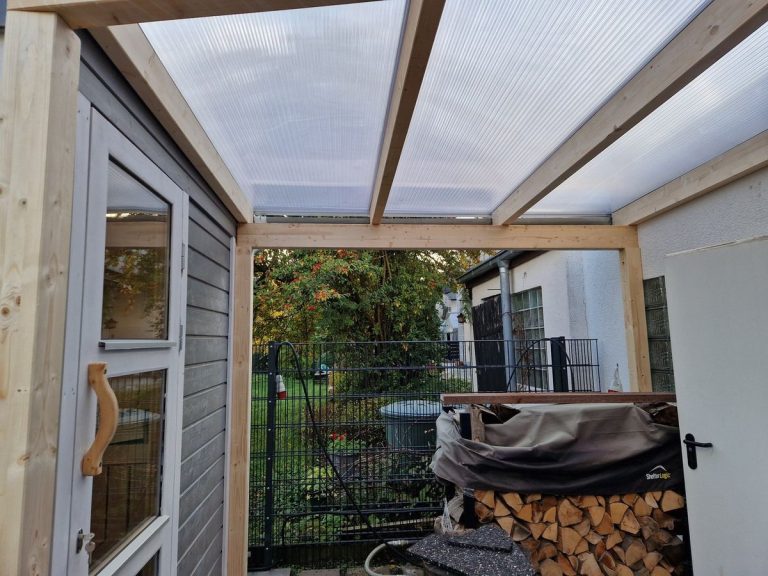 Unteransicht einer Terrassenüberdachung aus Holz mit sichtbaren Sparren